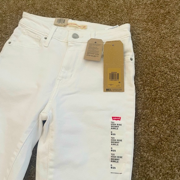 Women’s Levi’s Jeans - Picture 2 of 3